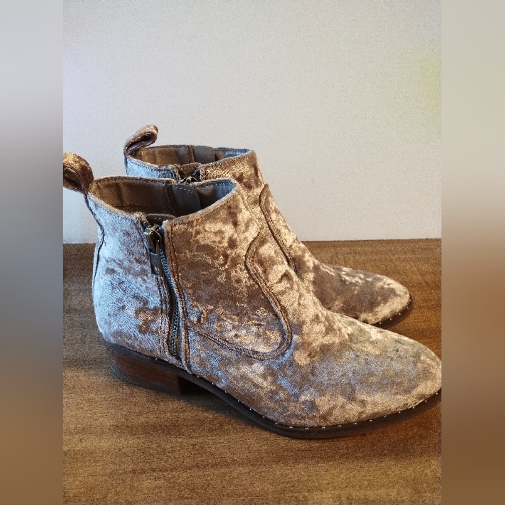 American Eagle velvety ankle boots, size 8